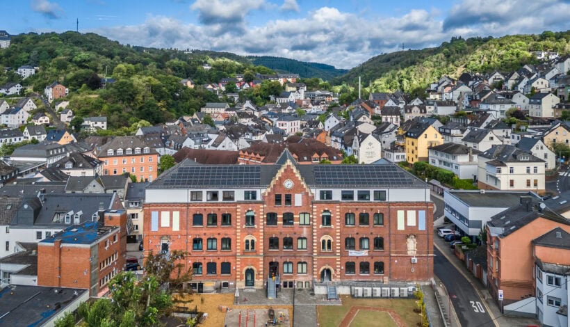 Die ehemalige Marktschule Idar-Oberstein erstrahlt nach der Sanierung in neuem Glanz und vereint unter dem Konzept „WLaM – Wohnen und Leben am Markt“ mehrere Generationen unter einem Dach.
