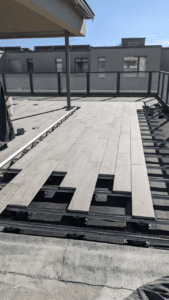 Fliesen fugenlos als Doppelboden im Außenbereich verlegt. Foto Profilitec