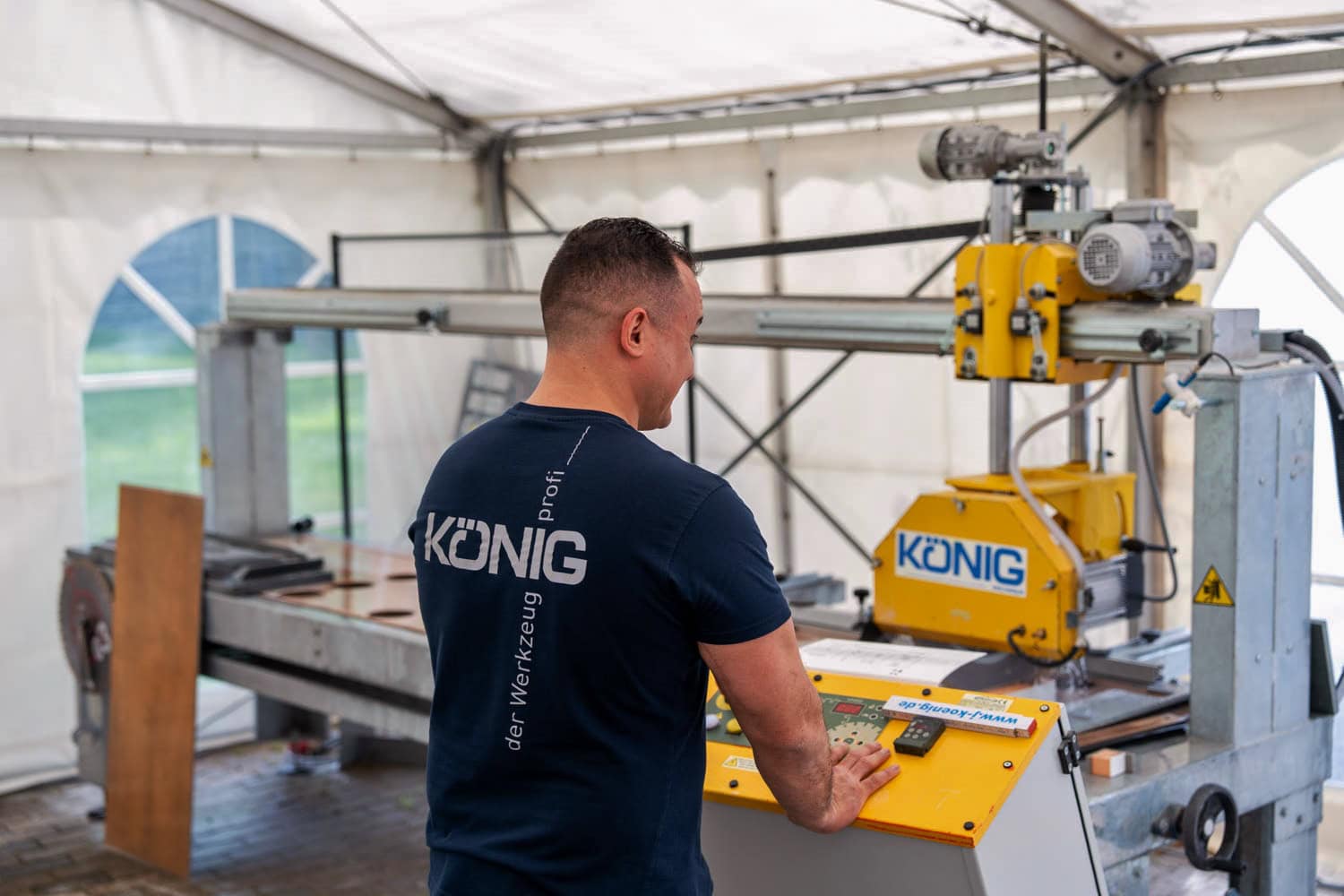 Maschinenvorführungen mit den entsprechenden neuen Werkzeugen gehören traditionell zu den Highlights der König-Fachtage. (Foto: König)
