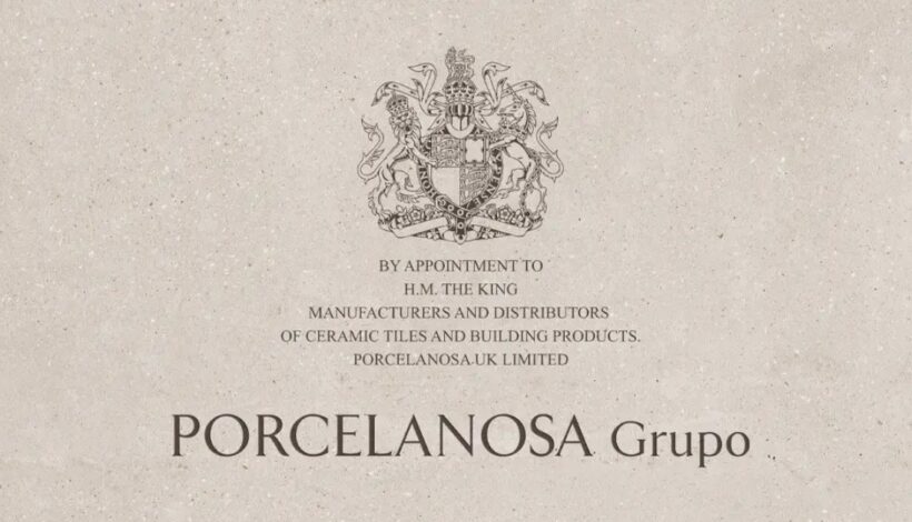 Siegel der Royal Warrant Holders Association, das Porcelanosa erhalten hat, eingraviert in ein Stück Keramik, Foto: Porcelanosa