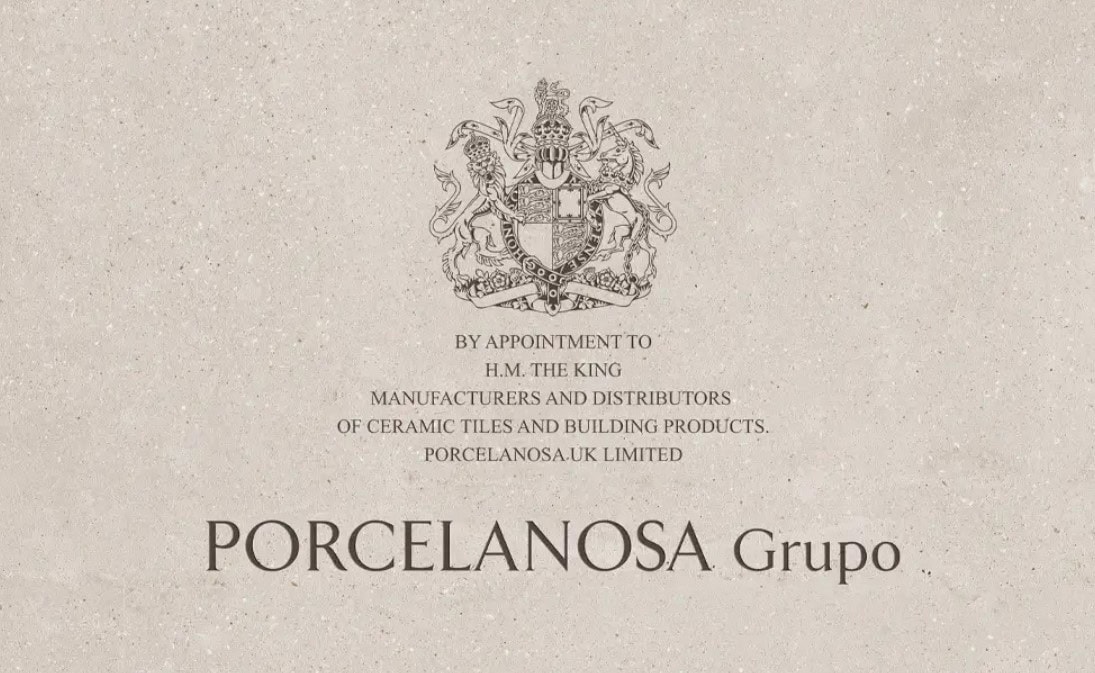 Siegel der Royal Warrant Holders Association, das Porcelanosa erhalten hat, eingraviert in ein Stück Keramik, Foto: Porcelanosa