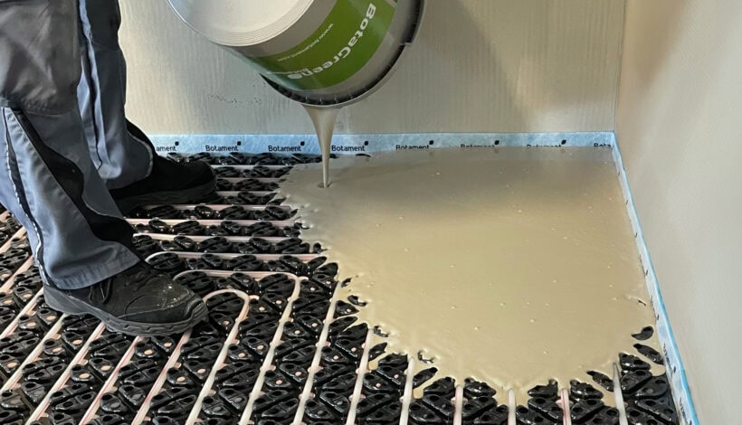BotaGreen MegaFlow Xtra eignet sich besonders für den Einsatz auf kritischen Untergründen, beheizten Flächen und zur Einbettung dünnschichtiger Fußbodenheizungssysteme. Foto: Botament