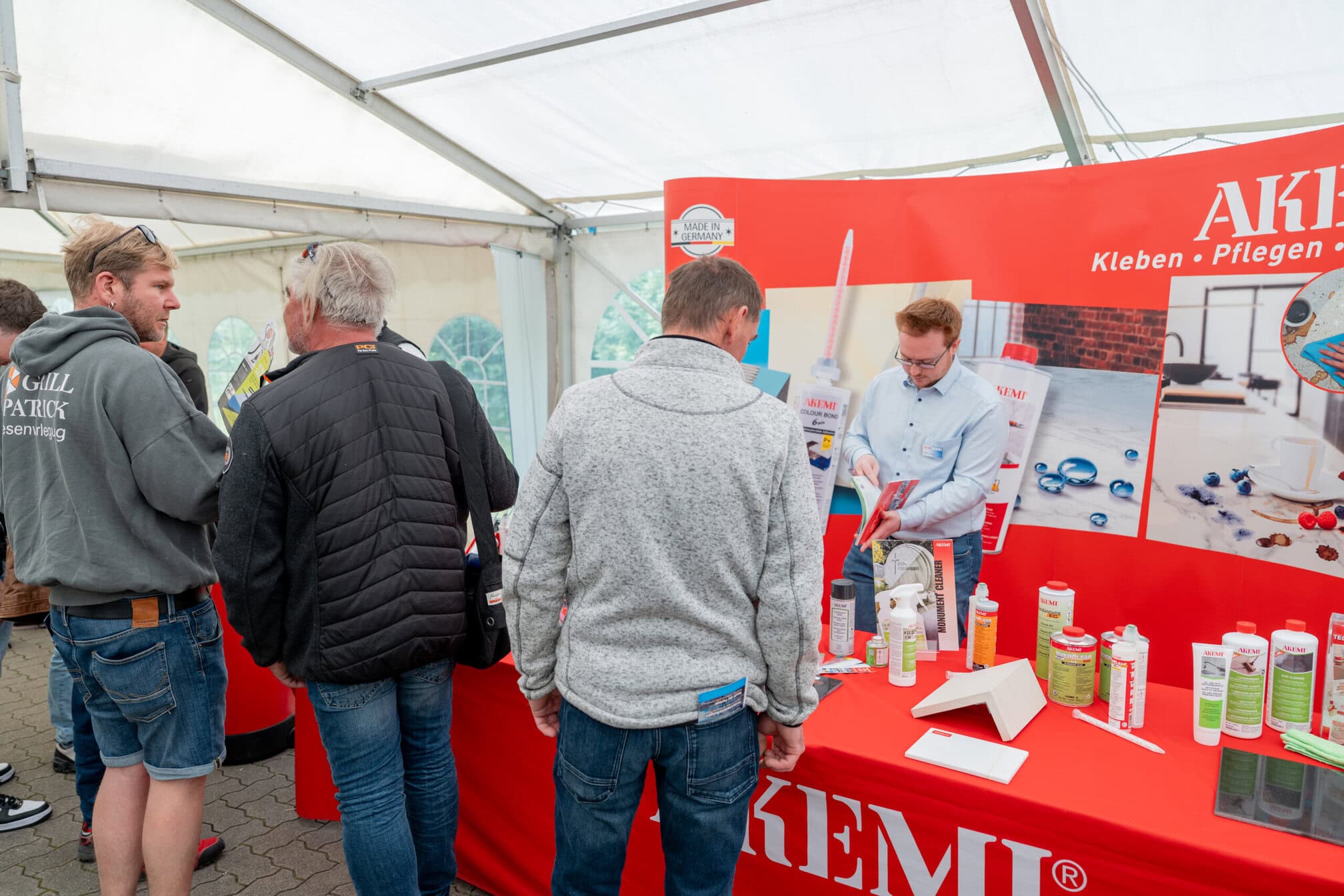Akemi-Hausmessestand: Zahlreiche Partnerfirmen präsentierten sich mit eigenen Ständen , Live-Demos und Produktvorführungen.