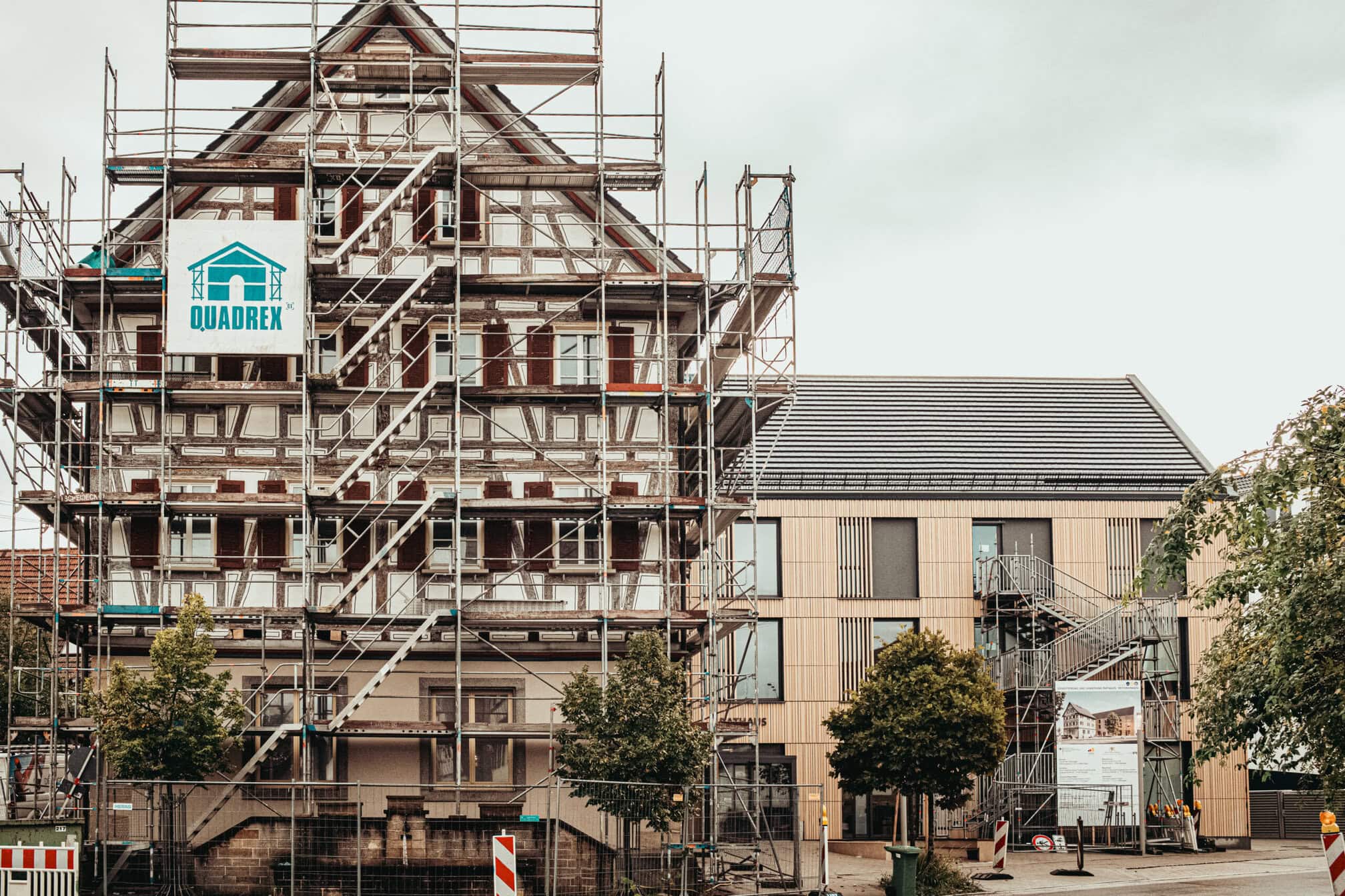 Der Neubau ist großzügig angelegt und stellt das historische Ofterdinger Rathaus dennoch gekonnt in den Mittelpunkt.Print: Fotos: buero-magma.com