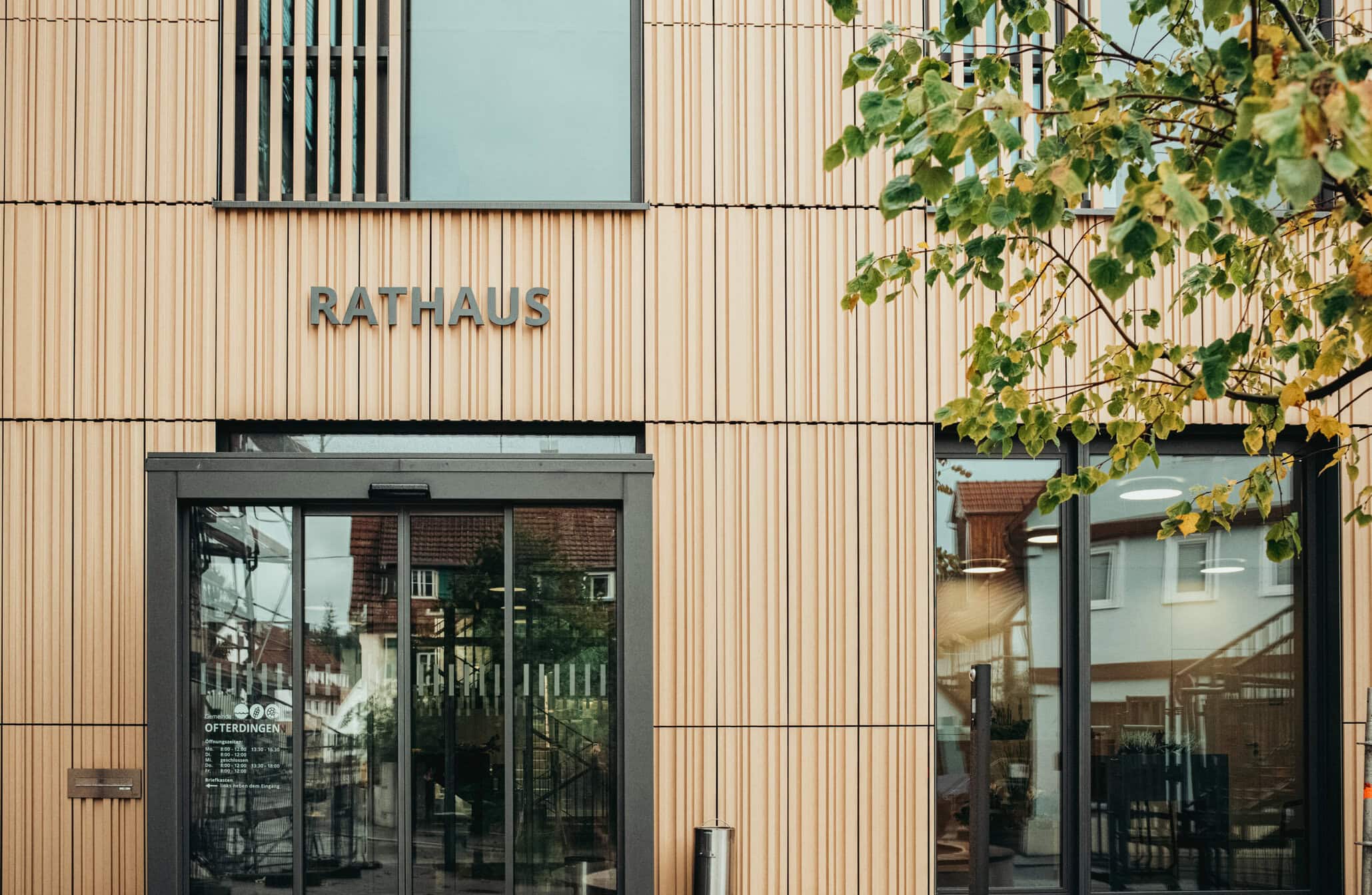 Das historische Rathaus in Ofterdingen wurde um einen Anbau mit Tonality-Keramikfassade ergänzt. Print: Fotos: buero-magma.com