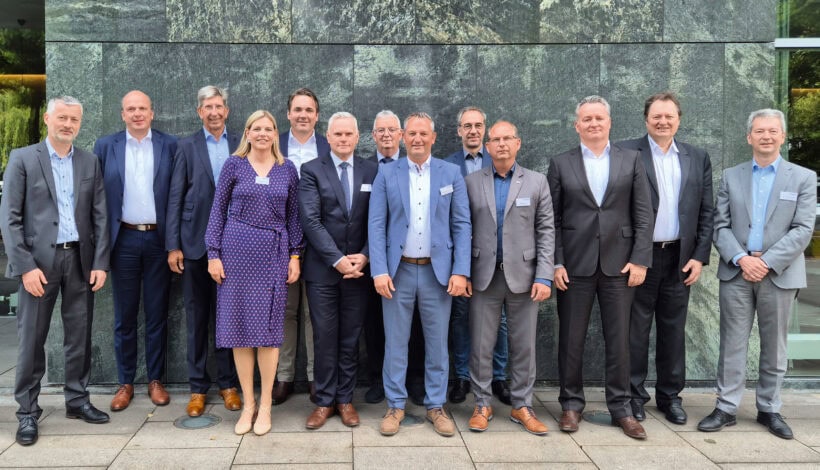 Der neu gewählte Vorstand der Deutschen Bauchemie (v.l.): Dr. Dieter Köster, Dr. Clemens von Trott zu Solz, Ulrich Meyer, Ina Hundhausen, Dirk Sieverding, Peter Summo, Johann Hafner, Sebastian Kammerer, Dr. Jörg Leuninger, Harald Lüdtke, Holger Sommer, Prof. Dr. Josef Felixberger und Dr. Hubert Motzet.