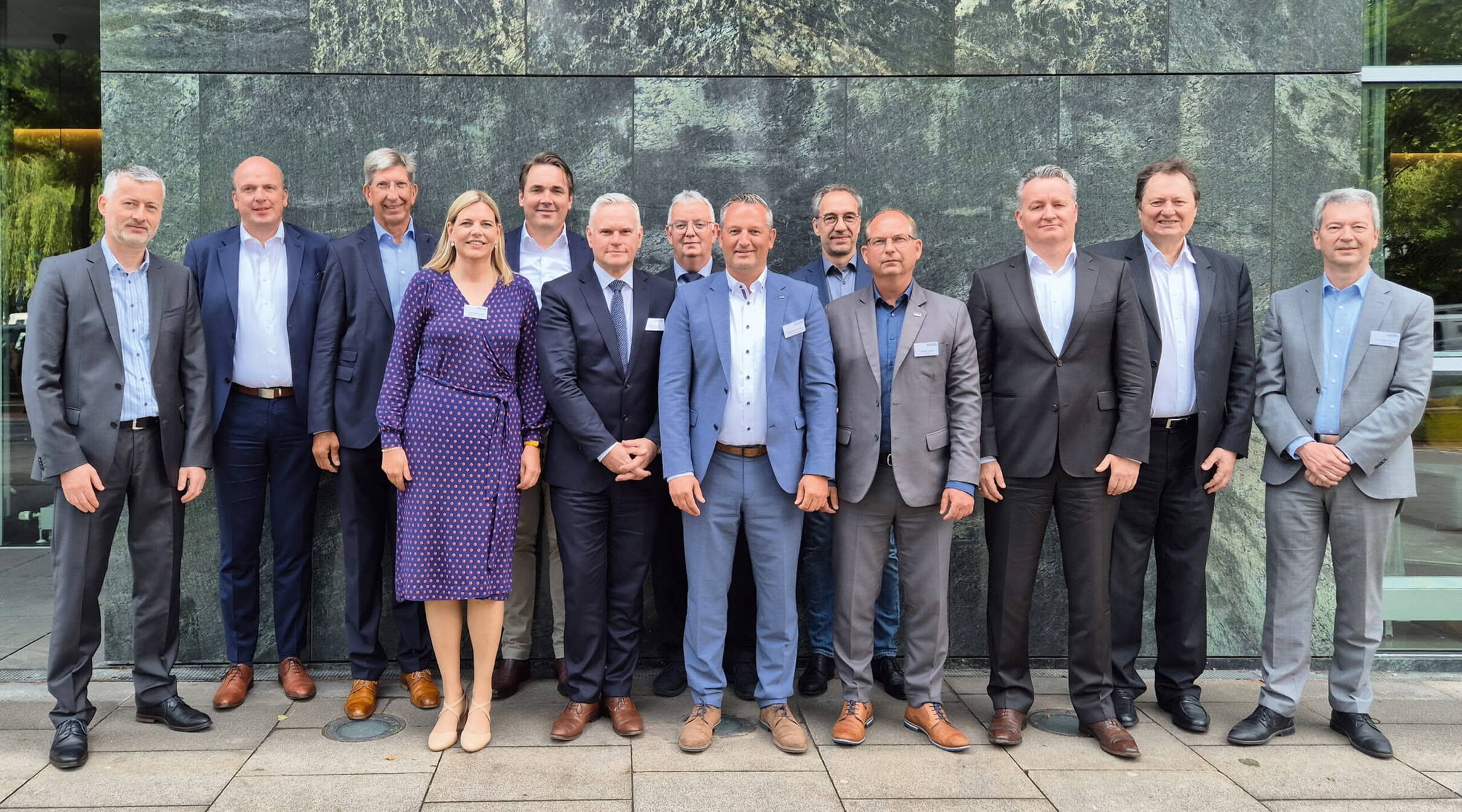 Der neu gewählte Vorstand der Deutschen Bauchemie (v.l.): Dr. Dieter Köster, Dr. Clemens von Trott zu Solz, Ulrich Meyer, Ina Hundhausen, Dirk Sieverding, Peter Summo, Johann Hafner, Sebastian Kammerer, Dr. Jörg Leuninger, Harald Lüdtke, Holger Sommer, Prof. Dr. Josef Felixberger und Dr. Hubert Motzet.