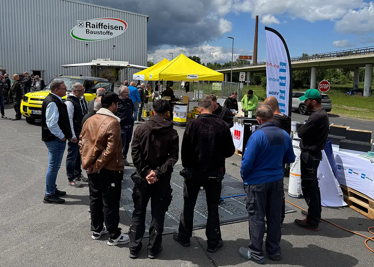 In Live-Demonstrationen präsentieren Weber-Experten vor Ort die neuen Produktlösungen aus dem „Einfach & Sicher“-Sortiment. Foto: Saint-Gobain Weber