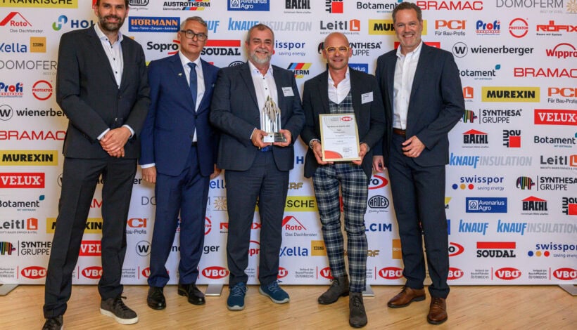 Von links nach rechts: Mag. Andreas Fetter (VBÖ-Vizepräsident), Ewald Kronheim BA (VBÖ-Präsident), Karl Hofbauer (Geschäftsbereichsleiter PCI in der Sika Österreich GesmbH), Albert-Roman Sigmund (PCI-Fachberater im Außendienst, Sika Österreich) und Mag. Robert Grieshofer (VBÖ-Vizepräsident) bei der Preisverleihung „Die Besten der Branche“ 2025 (©grapple medienproduktion