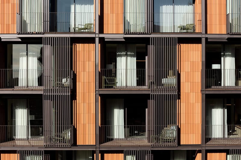 Die Formbarkeit der Keramik, ihre ästhetischen Möglichkeiten und ihre Fähigkeit, sich in jede Umgebung zu integrieren, machen sie zu einem der gefragtesten Materialien in der heutigen Architektur.