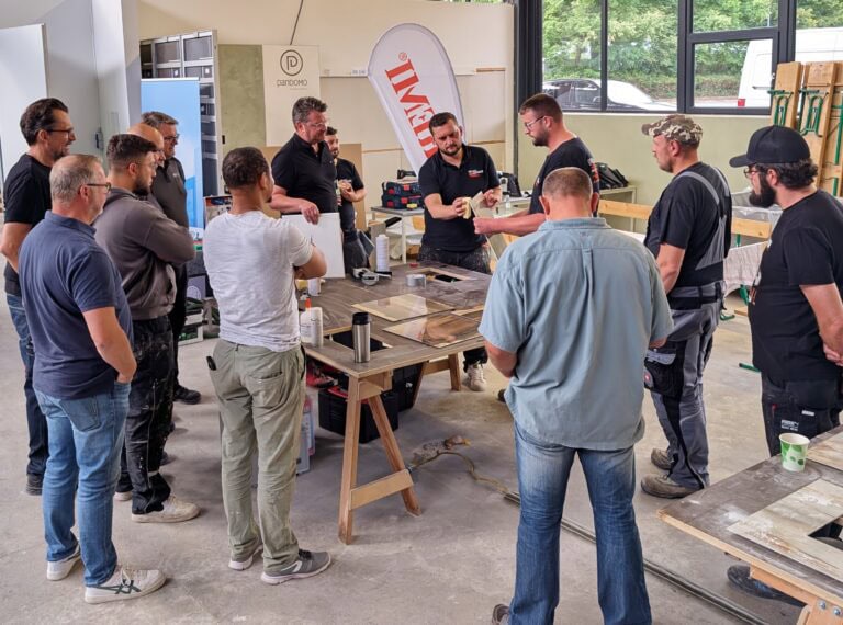 Profi-Workshop bei Ardex mit Akemi, Fiandre und Montolit: Olaf Scharfenberg von Akemi ließ die Teilnehmer Gehrungen verkleben.