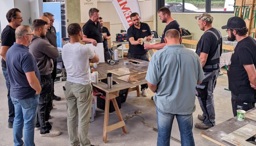 Profi-Workshop bei Ardex mit Akemi, Fiandre und Montolit: Olaf Scharfenberg von Akemi ließ die Teilnehmer Gehrungen verkleben.