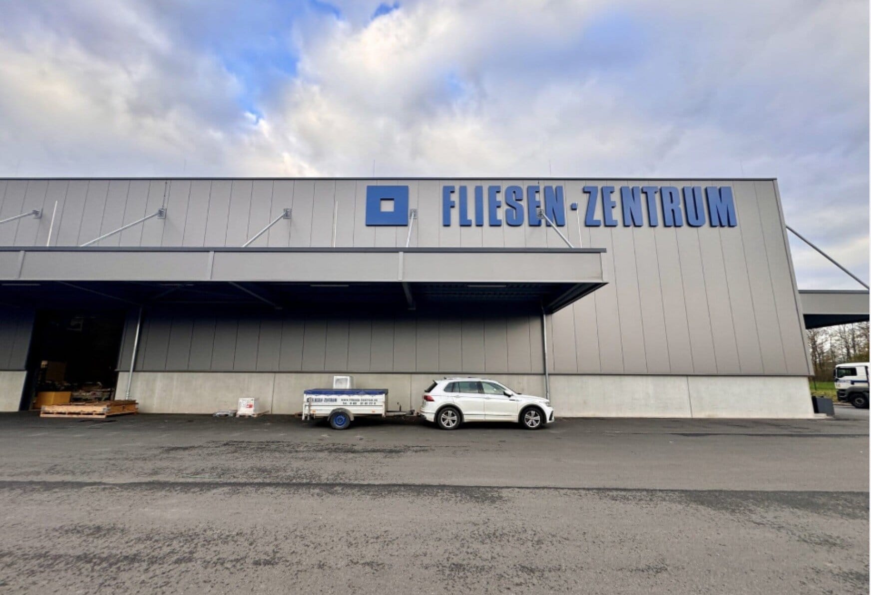 Blick auf das neue Logistik-Zentrum des Fliesen-Zentrums in Föhren. Foto: Redaktion