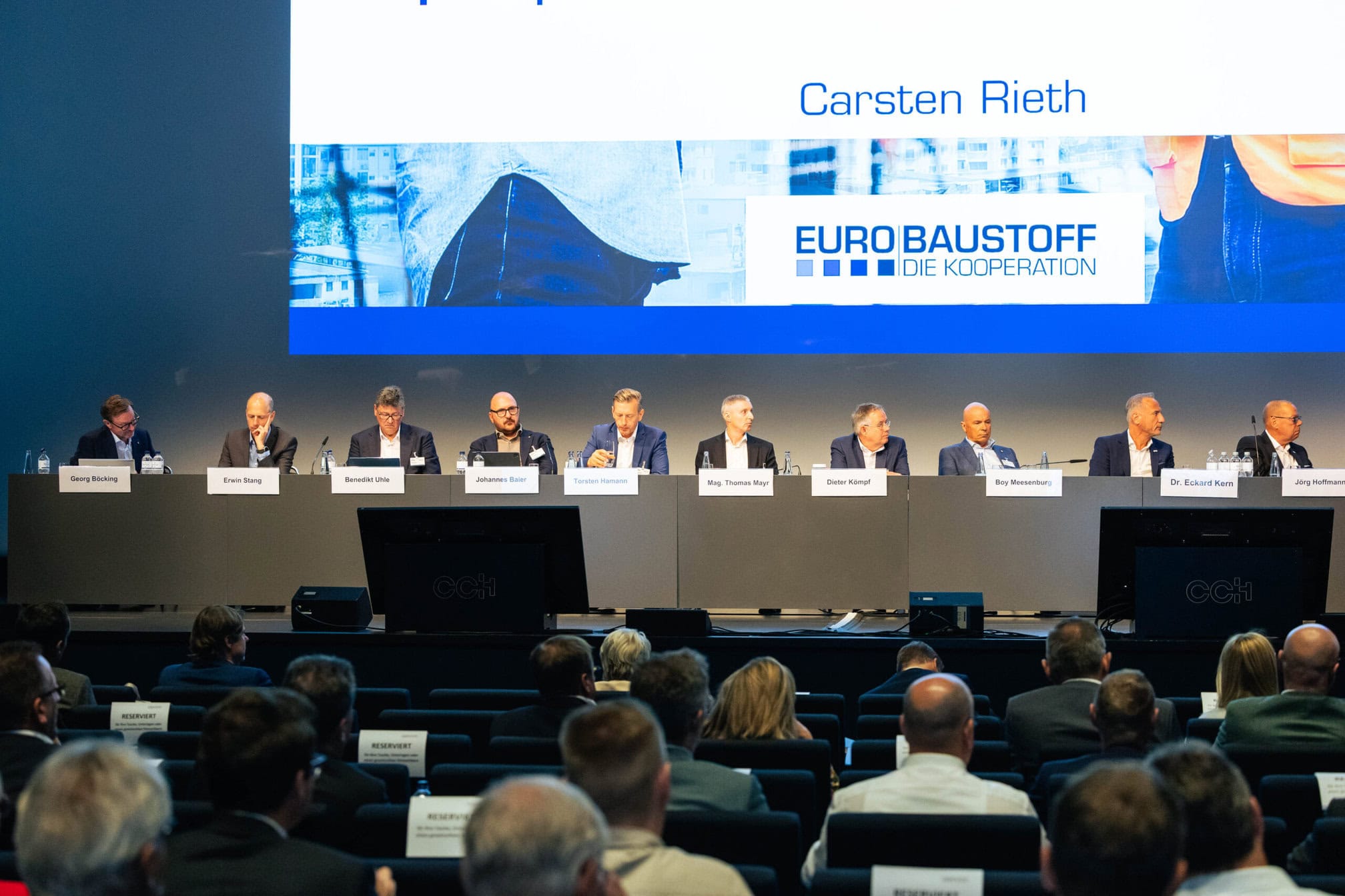 Blick auf das Podium mit Aufsichtsräten und Geschäftsführern.