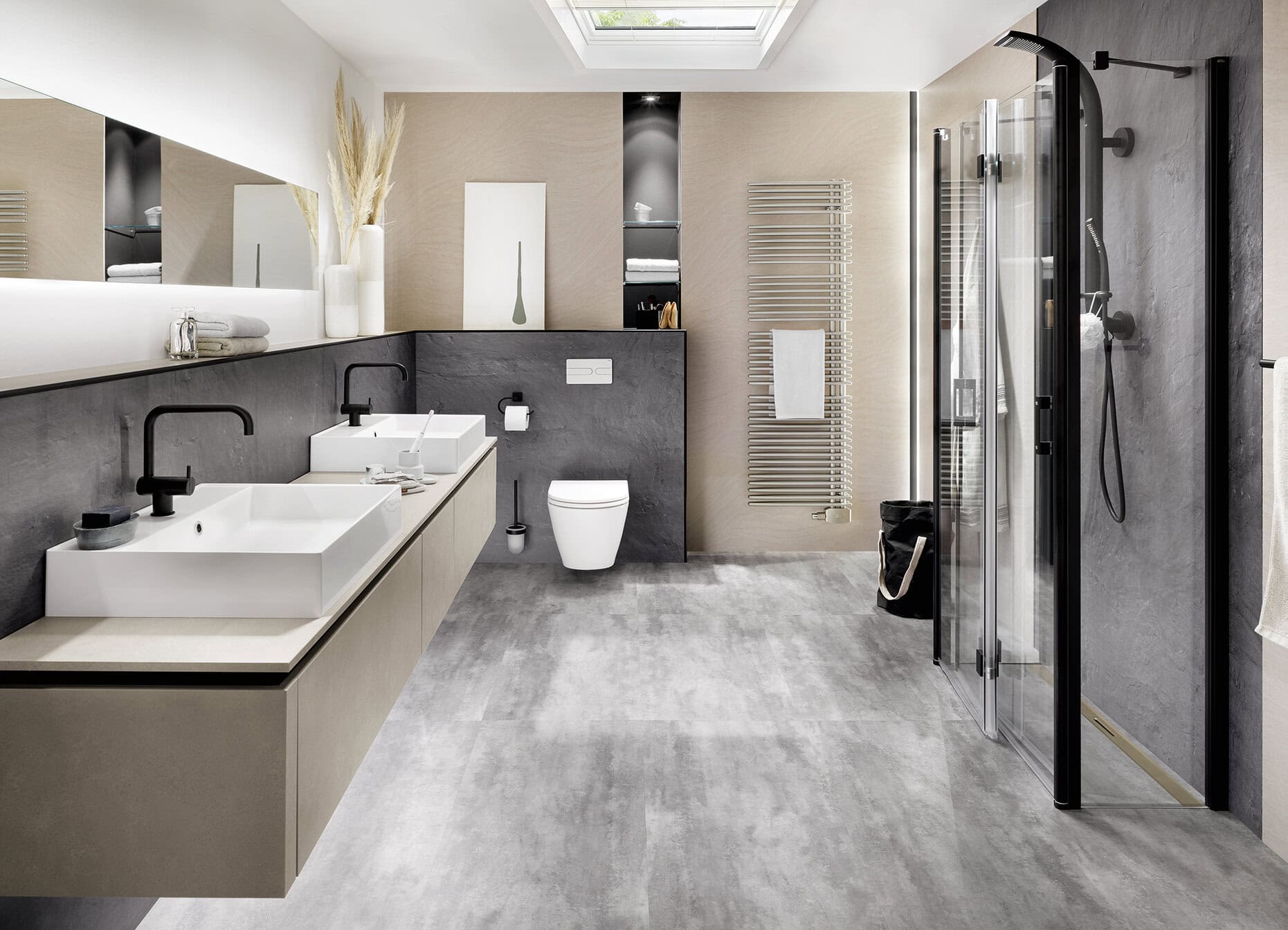 Das neue Bad bietet mehr Raum sowie Komfort – dank klarer Linien, bodengleicher Dusche und einer zusätzlich nutzbaren Wand. (Foto: Viega