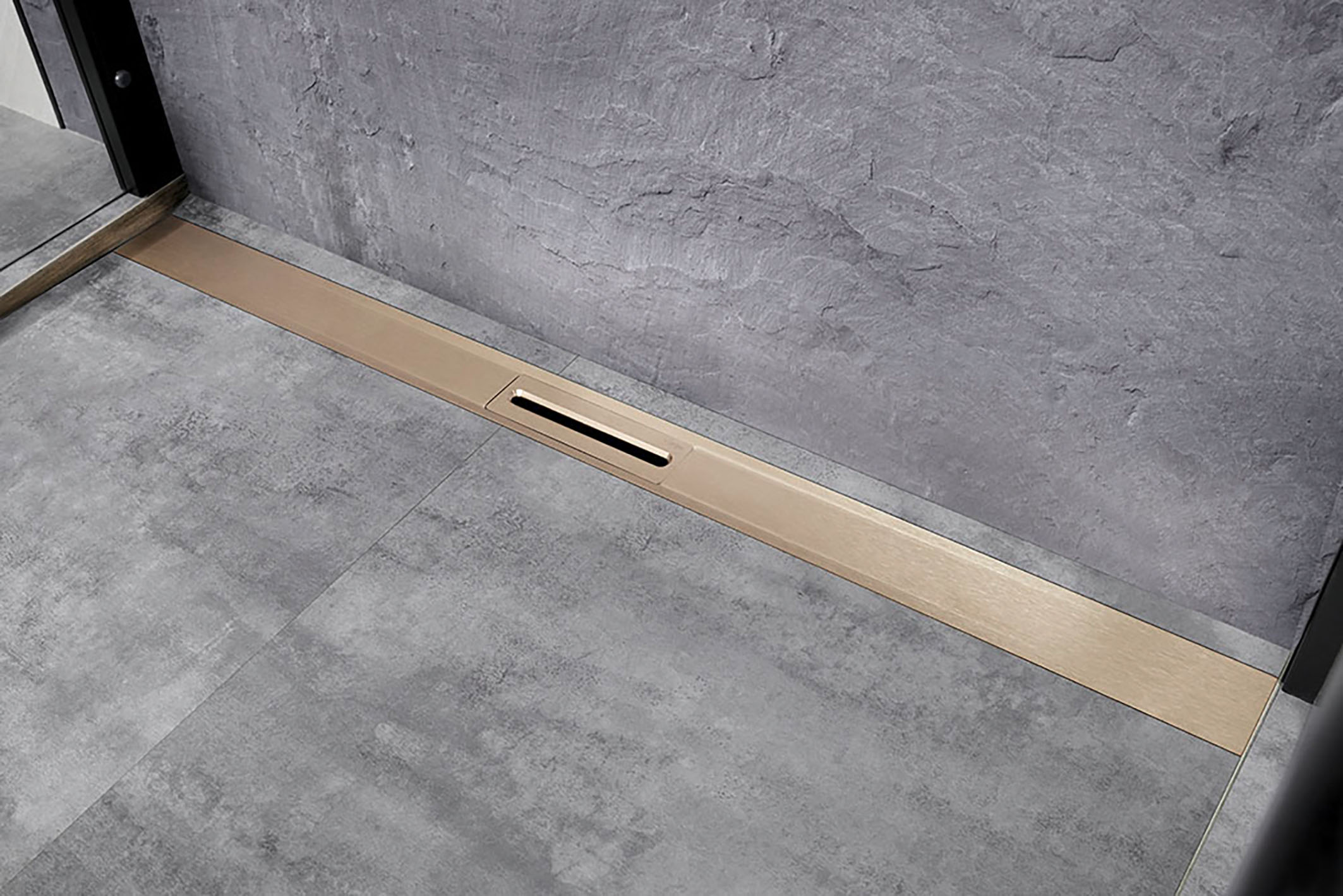 Flexibel in der Länge und der farblichen Ausgestaltung: Die Duschrinne „Advantix Cleviva“ von Viega ist bis auf eine Länge von 300 Millimeter stufenlos kürzbar, kann aber auch problemlos verlängert werden. Sie ist in den Tönen Schwarz, Kupfer/Goldfarben, Champagner (hier zu sehen) sowie Gold erhältlich. Wer es lieber neutraler mag, greift zu der Variante aus gebürstetem Edelstahl. (Foto: Viega