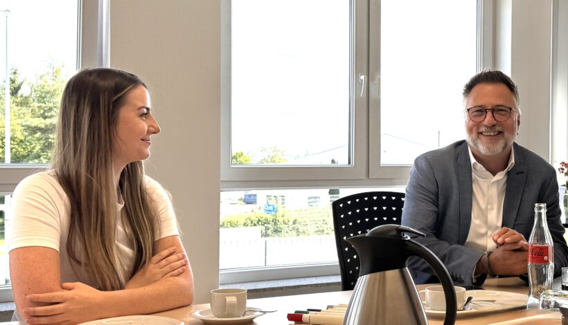 alferproline Geschäftsführer Christian Grünendahl hat sichtbar Spaß am Erfolg der beiden fusionierten Unternehmen. Links Marketingleiterin Stephanie Weiß. Foto: Redaktion