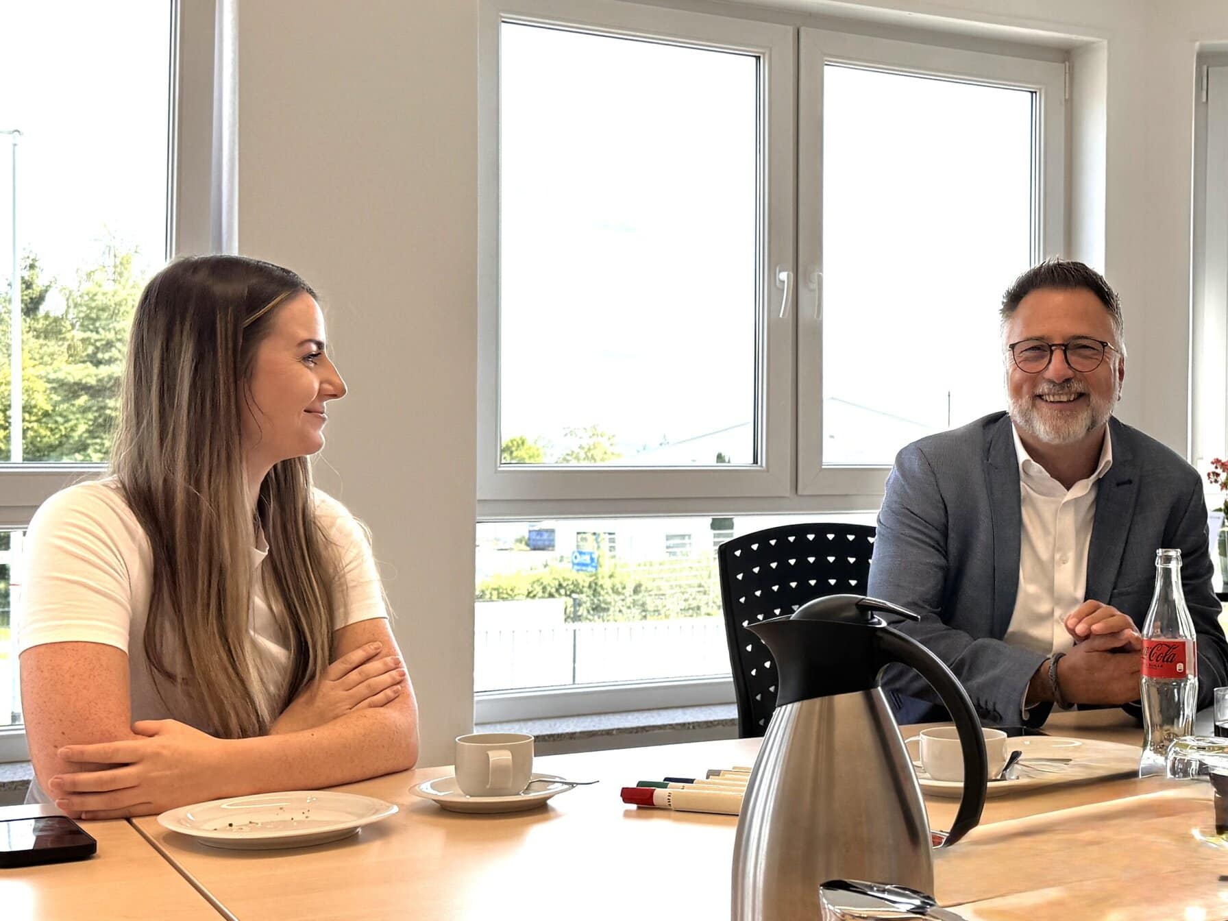 alferproline Geschäftsführer Christian Grünendahl hat sichtbar Spaß am Erfolg der beiden fusionierten Unternehmen. Links Marketingleiterin Stephanie Weiß. Foto: Redaktion