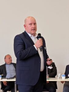 Appellierte an die Mitglieder der AG Fliese,, an den monatlichen Zoom-Meetings teilzunehmen: DIM-Mitarbeiter Bastian Förster (Foto: Michael Spohr / Redaktion)