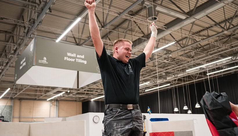 Luis Brauner (21) aus Nordrhein-Westfalen holt einen stolzen fünften Platz und die „Medallion for Excellence“ für eine besonders hohe Punktzahl im Wettbewerb der Fliesenleger