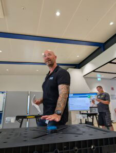 Läutete den Beginn jeder Challenge mit dem Buzzer ein: Andreas Leppertinger, Leiter des Otto-Schulungsteams