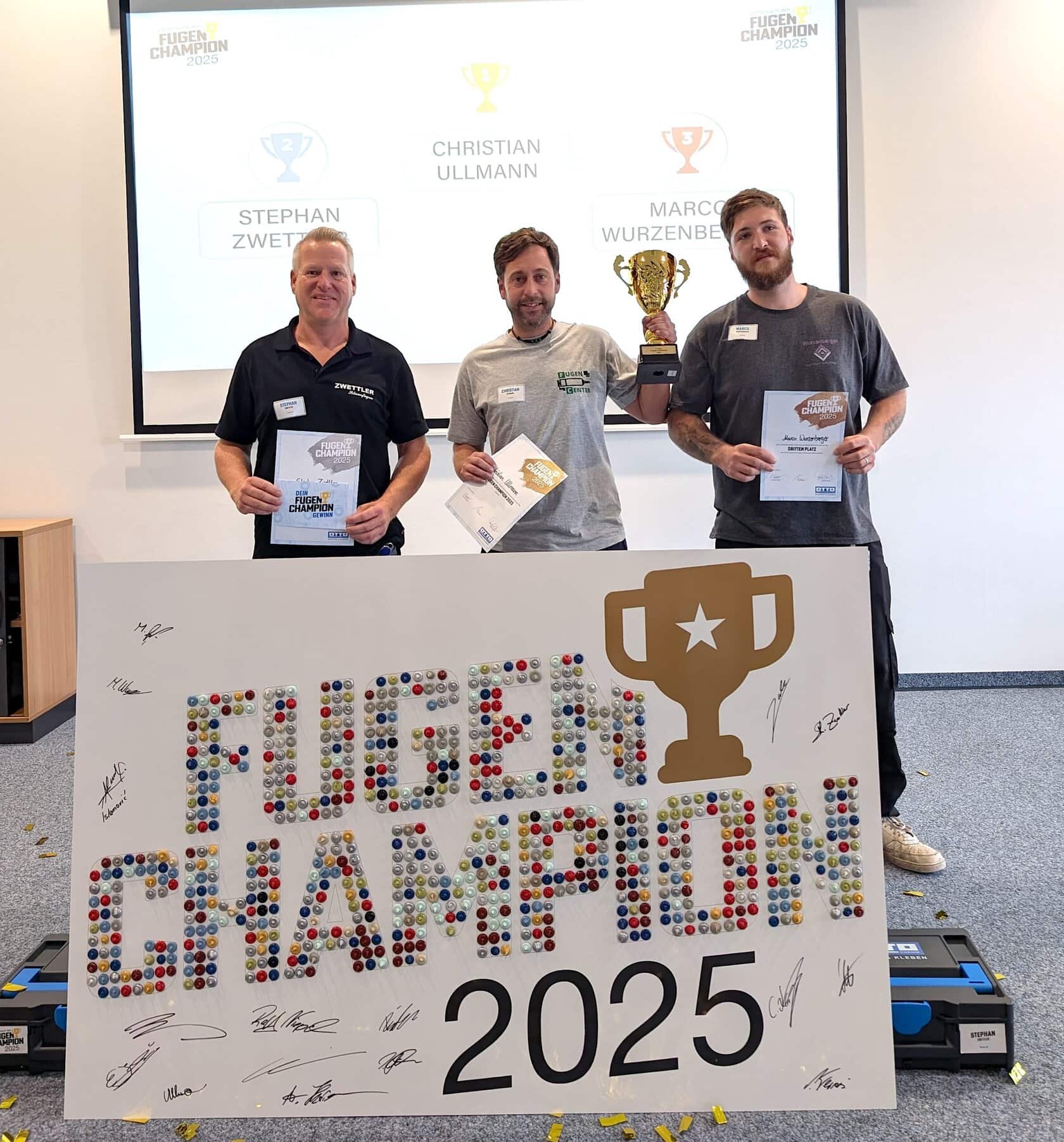 Das Siegerpodest: Die drei Gewinner freuen sich über ihre Urkunden, ein personalisiertes Shirt, einen personalisierten Werkzeugkoffer und einen Gutschein für Arbeitskleidung in unterschiedlicher Höhe.