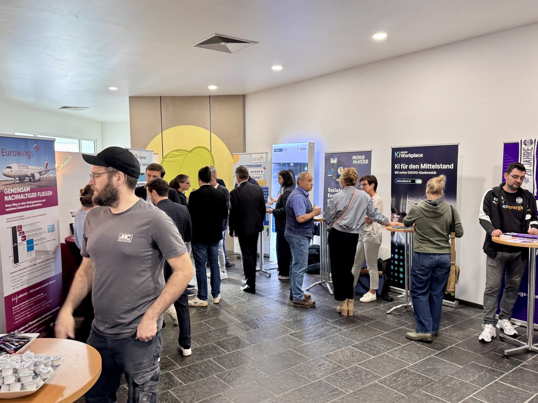 Im Foyer in Bottrop hatten einige der teilnehmenden Firmen kleine Infostände aufgebaut.