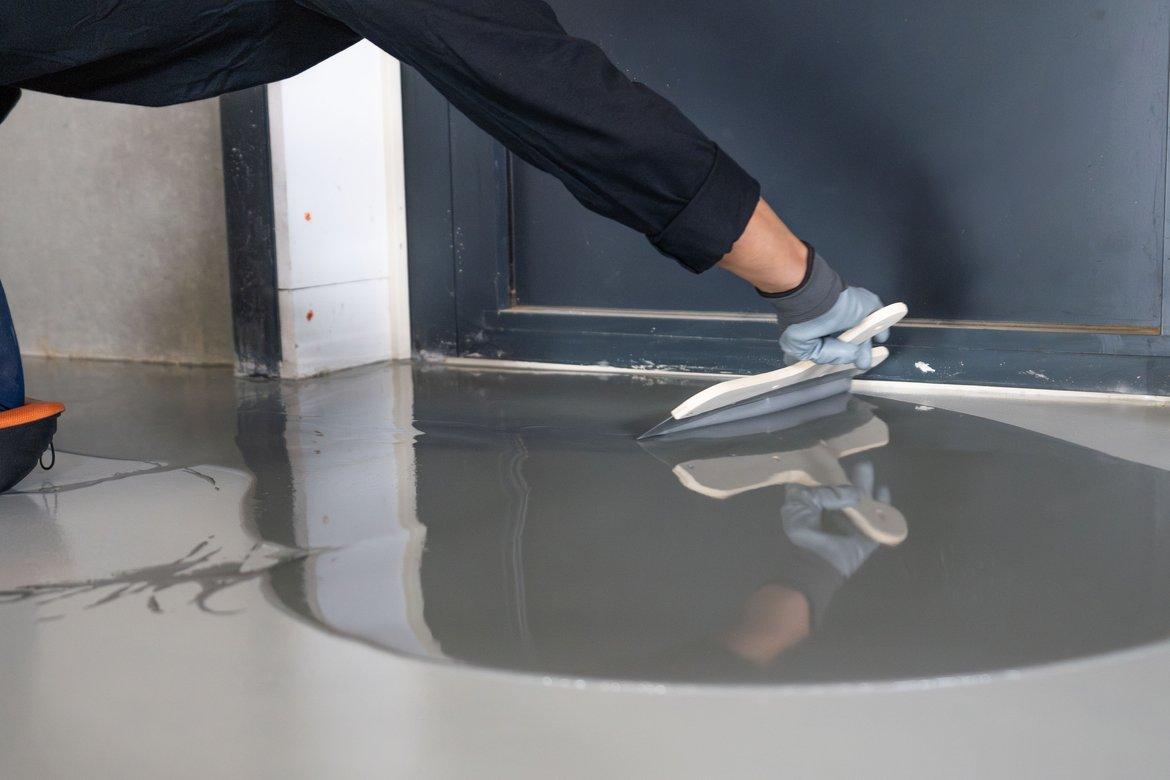 Eine Verlaufbeschichtung mit 1 mm Schichtdicke eignet sich für leichte industrielle Anwendungen, bei denen ein nahtloser, langlebiger Boden erforderlich ist. 2 mm hingegen dienen für anspruchsvollere Anwendungen und bieten zusätzlichen Schutz sowie eine hohe Verschleißfestigkeit.