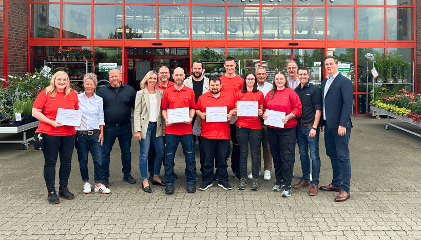 Nicole Meyer von der hagebau Akademie (3.v.l.) und Lars Hagemann, Geschäftsführer Schröder Bauzentrum Gruppe (re.), mit den Absolventen des ersten Moduls der gemeinsam mit der hagebau Akademie entwickelten Verkaufsprofi-Reihe