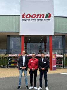 Von links nach rechts: Jan Karrasch(CFO), Marktleiter Waldemar Hein und Jochen Vogel (CEO) vor dem neuen toom-Markt in Hanau. 