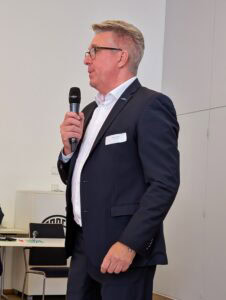 wedi-Vertriebsleiter Thomas Seifert erläuterte das konzertierte Vorgehen von Ardex und wedi am deutschen Markt (Foto: Michael Spohr / Redaktion)
