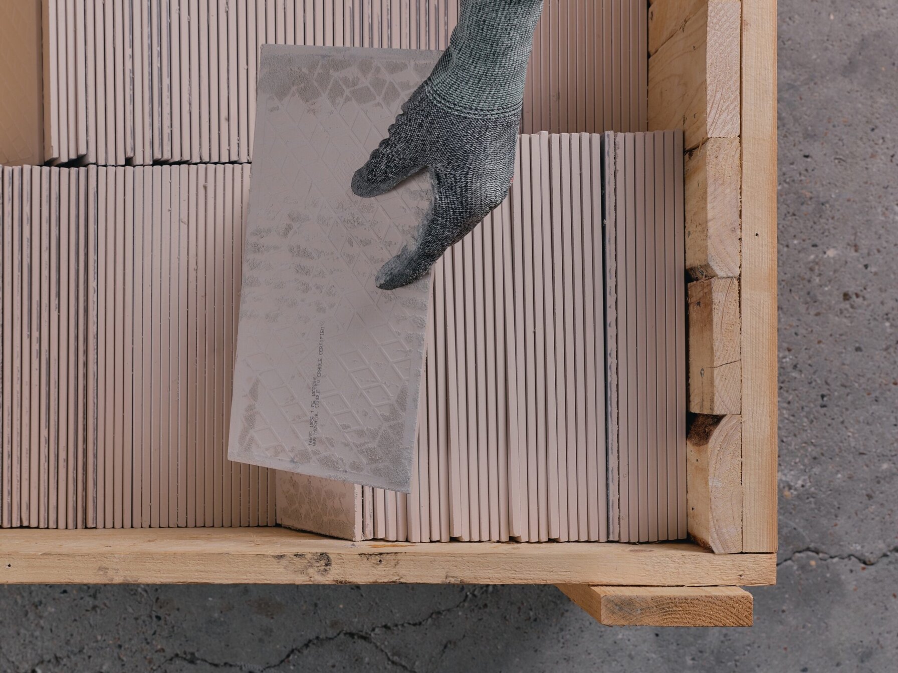 Diese Entwicklung passtauch perfekt zur „Building Tomorrow Strategie“ des Bauchemieherstellers. Denn ARDEX CircuTec spart enorm viel CO2 ein. Zum einen, weil die Fliesen wieder- verwertet oder recycelt werden können. Zum anderen, weil bei der Herstellung des Mörtels bis zu 70 Prozent weniger CO2 im Vergleich zum niedrigsten Branchen- standard für Fliesen kle