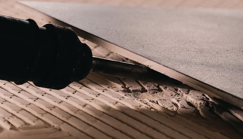 Fliesen, die mit Ardex CircuTec verlegt wurden, lassen sich mit normalem Werkzeug und oft in einem Stück zurückbauen. Fotos: Ardex