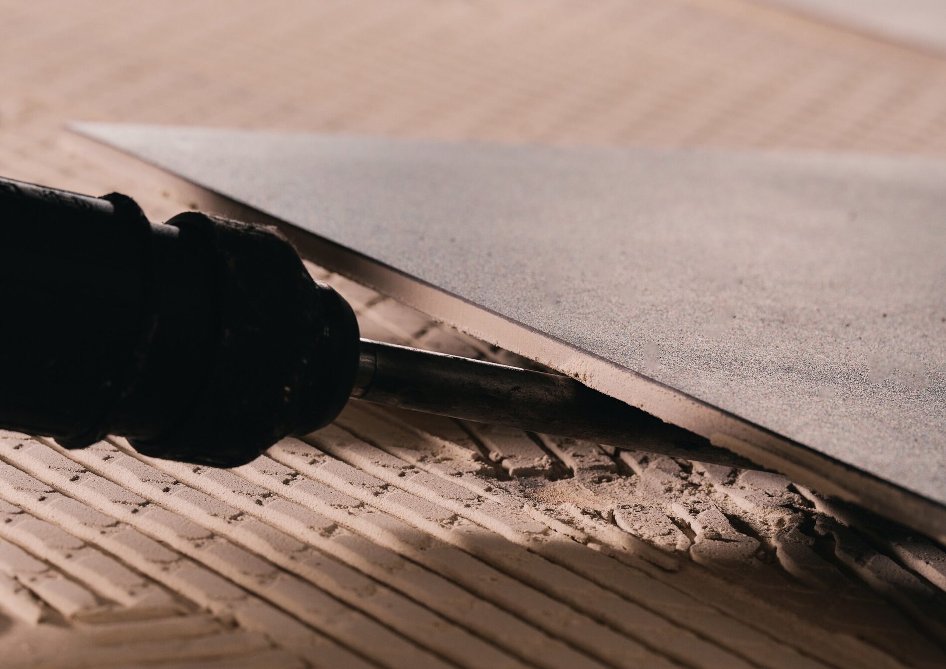 Fliesen, die mit Ardex CircuTec verlegt wurden, lassen sich mit normalem Werkzeug und oft in einem Stück zurückbauen. Fotos: Ardex