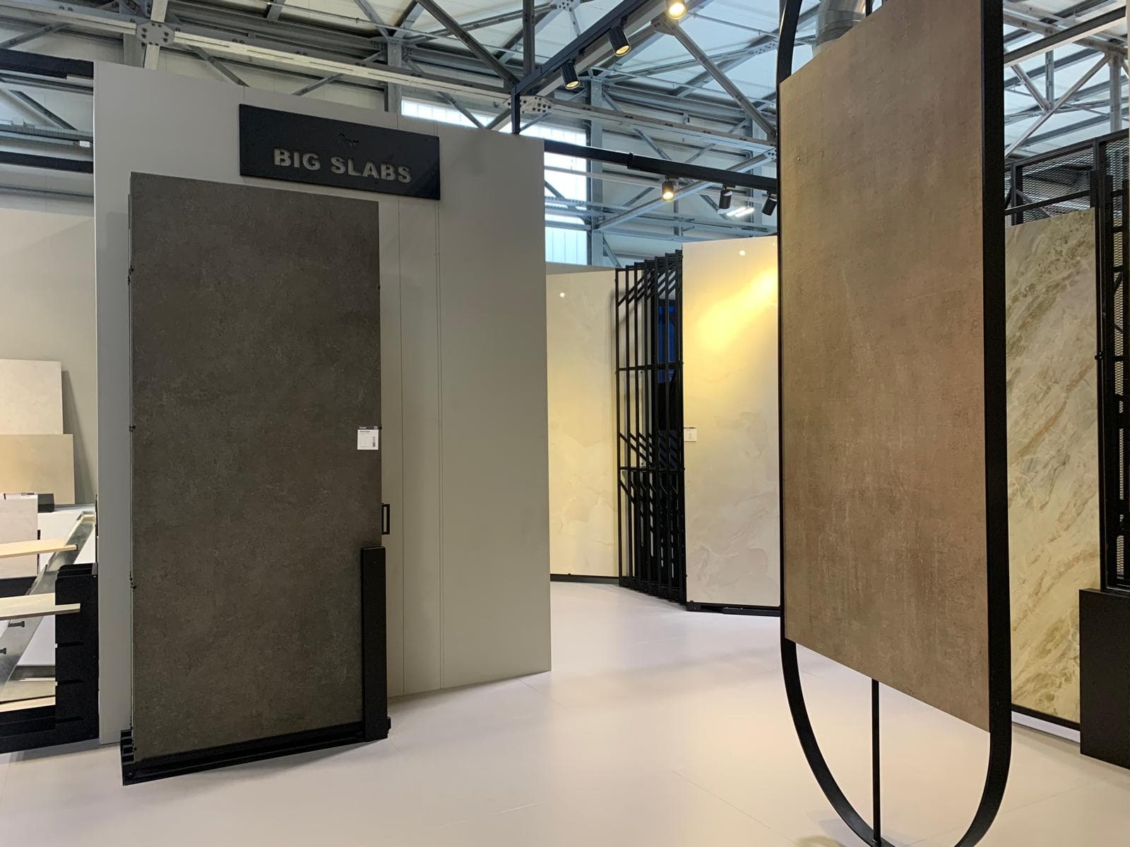 Anregungen für den Handel, wie sich die edlen Keramikoberflächen und Groβformate entsprechend präsentieren lassen, sind ebenfalls auf der Cersaie zu finden.