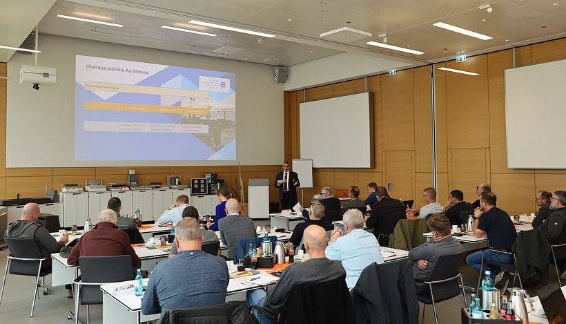 Andreas Demand vom Verband baugewerblicher Unternehmer e. V. stellte die Umsetzungshilfen des Bundeinstituts für Berufsbildung vor.