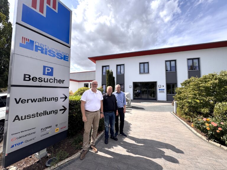 Standen der Redaktion 1200Grad zum Thema Naturstein Rede und Antwort (v.l.n.r.): Frank Lehrich, Geschäftsführer Naturstein Risse, Peter Levenig, Verkauf Außendienst und Sascha Müller, Verkauf Innendienst. Alle Fotos: Redaktion