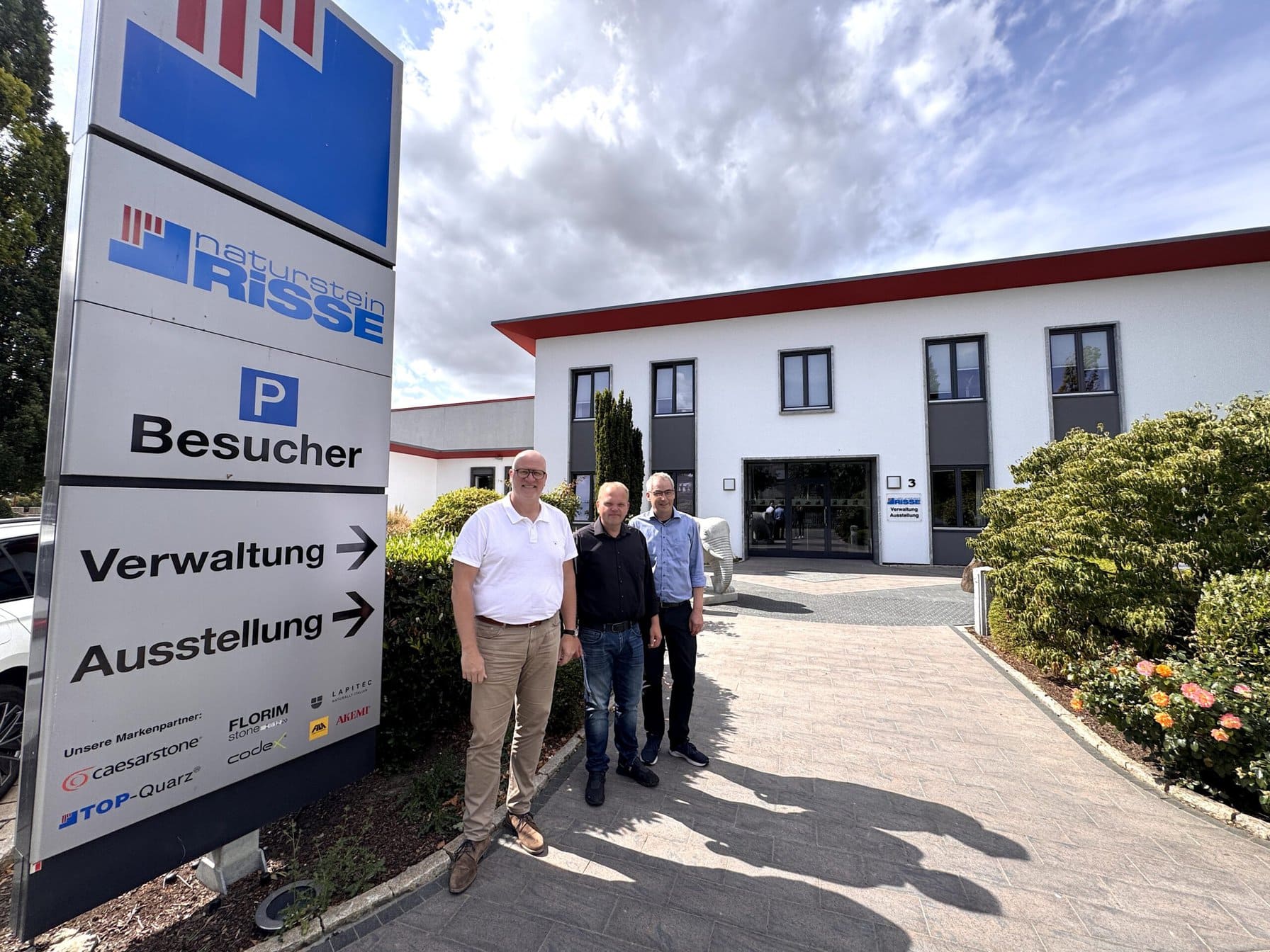 Standen der Redaktion 1200Grad zum Thema Naturstein Rede und Antwort (v.l.n.r.): Frank Lehrich, Geschäftsführer Naturstein Risse, Peter Levenig, Verkauf Außendienst und Sascha Müller, Verkauf Innendienst. Alle Fotos: Redaktion