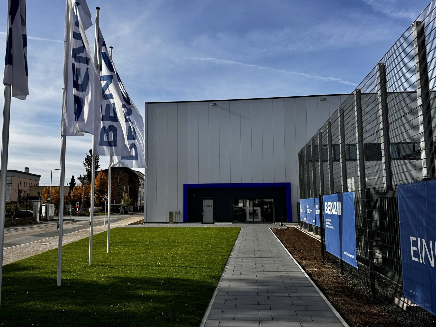 Auch die Außenansicht der neuen Niederlassung "macht was her"....