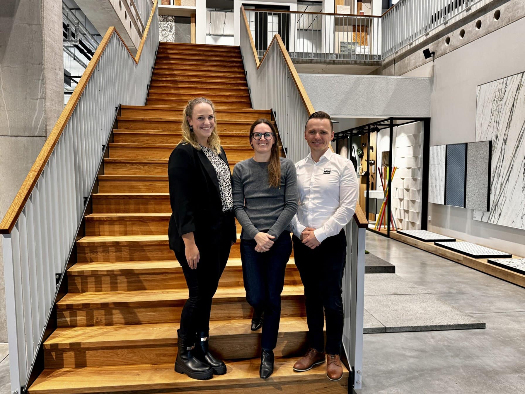 Freuen sich über eine gelungene neue Ausstellung in Mannheim (v.l.n.r.): Carina Herzog (Produktmanagerin Fliese/Sanitär), Nina Schieck (Geschäftsführerin), und Alexander Zitzer (Vertriebsleiter). Alle Fotos: Redaktion