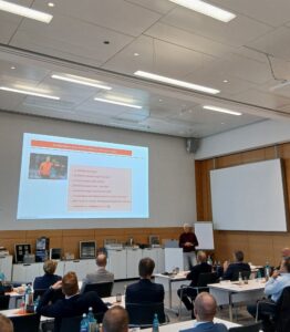 Lutz-Michael_Froehlich: Der langjährige Bundesligaschiedsrichter Lutz Michael Fröhlich zeigte in seinem Vortrag viele Parallelen zwischen dem Schiedsrichterjob und dem Arbeitsalltag der Führungskräfte im Alltag auf.