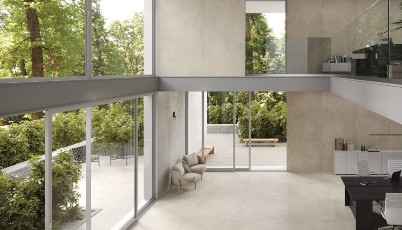 Büroumgebung mit Verkleidung aus der Kollektion Moovup Clay in 120x278 cm, Fußboden: Clay in 120x120cm Foto: Ceramiche Keope
