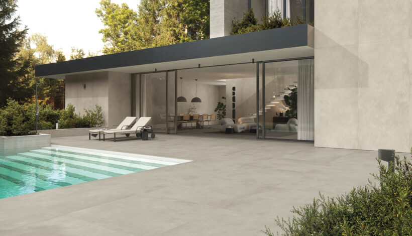 Außenbereich mit PoolVerkleidung: Clay 120x278 cm, Fußboden: Concrete 120x120 in R11 Foto: Ceramiche Keope