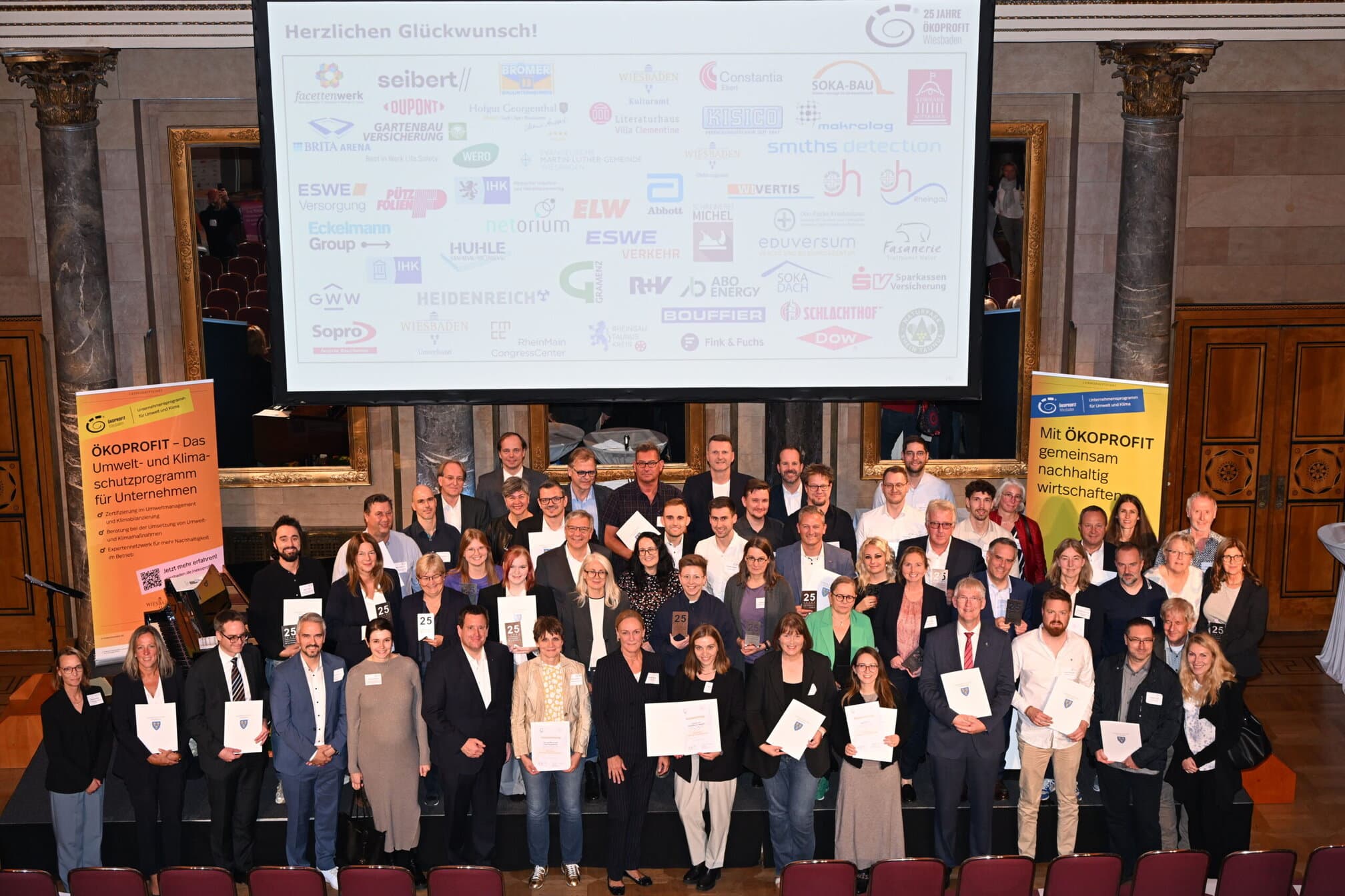 Gruppenbild Ökoprofitbetriebe 2024/2025. Foto: wiesbaden.de/Umweltamt (Kristina Schäfer)