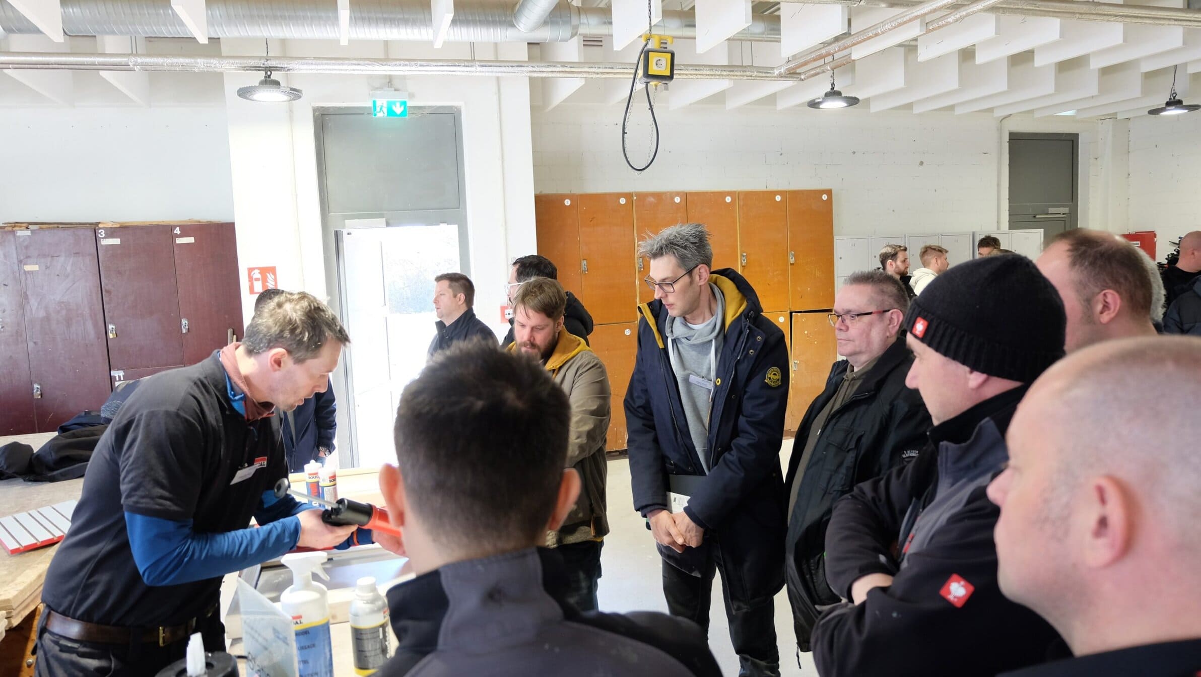 Praxisvorführungen sind ebenso elementarer Bestandteil des Verfuger-Workshops der Deutschen Bauchemie wie die Möglichkeit für die Teilnehmenden die Fugendichtstoffe am Objekt zu testen. Fotos: Deutsche Bauchemie