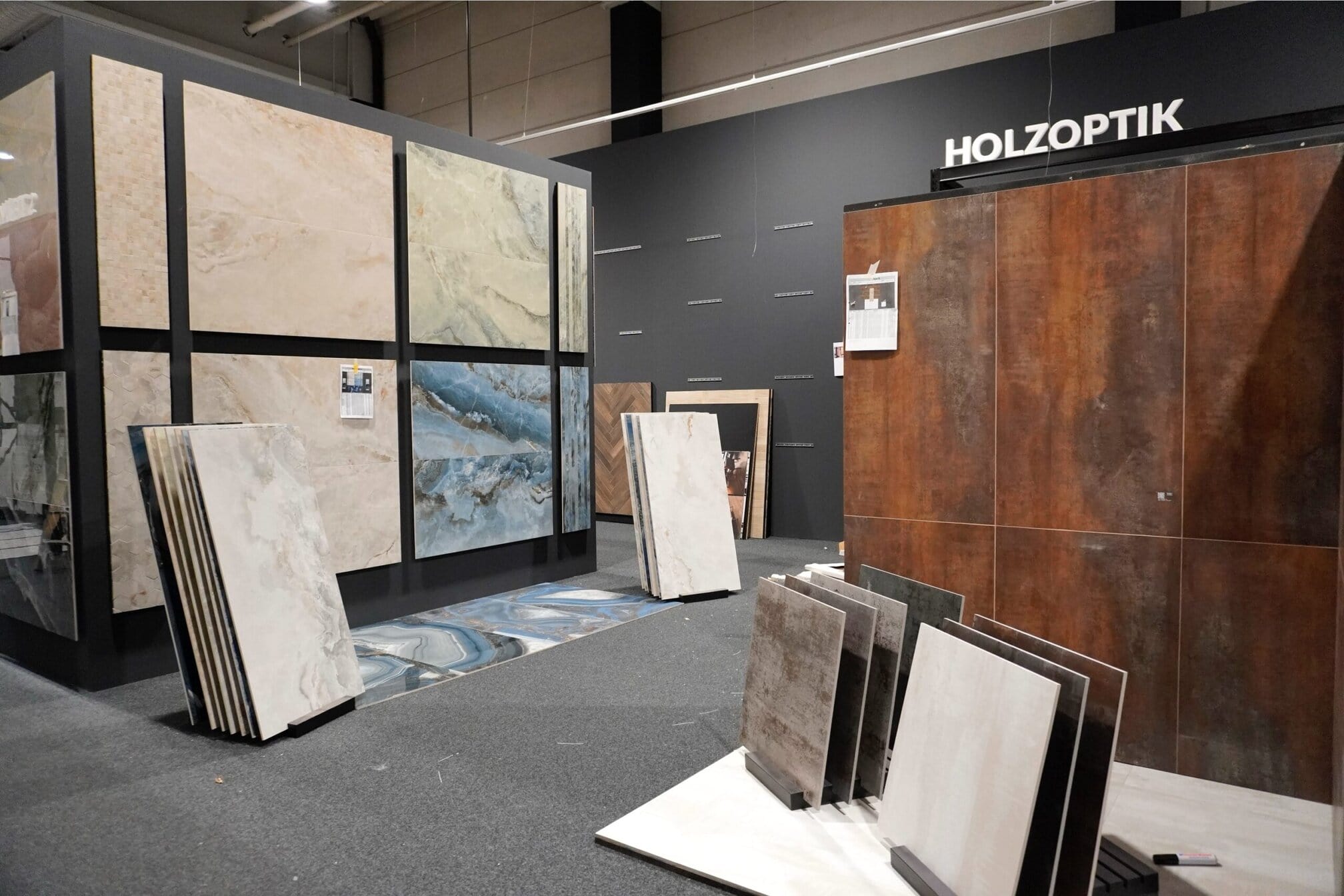 Mit der TREND DESIGN GALERIE, hier im Bild im Aufbau, sorgt BODENHAUS fürInspirationen