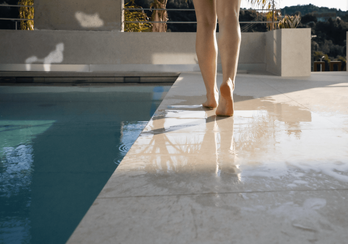 Schwimmbad mit Rutschgefahr auf glatten Fliesen