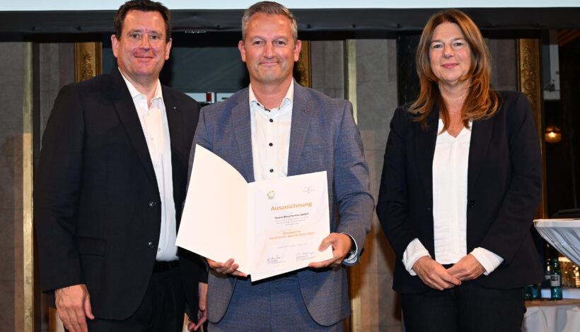 Sopro Geschäftsführer Sebastian Kammerer erhält die Auszeichnung von Jörg Brömer/Präsident der IHK Wiesbaden (links) & Christiane Hinninger/stellv. Oberbürgermeisterin von Wiesbaden (rechts) Foto: wiesbaden.de/Umweltamt (Kristina Schäfer)