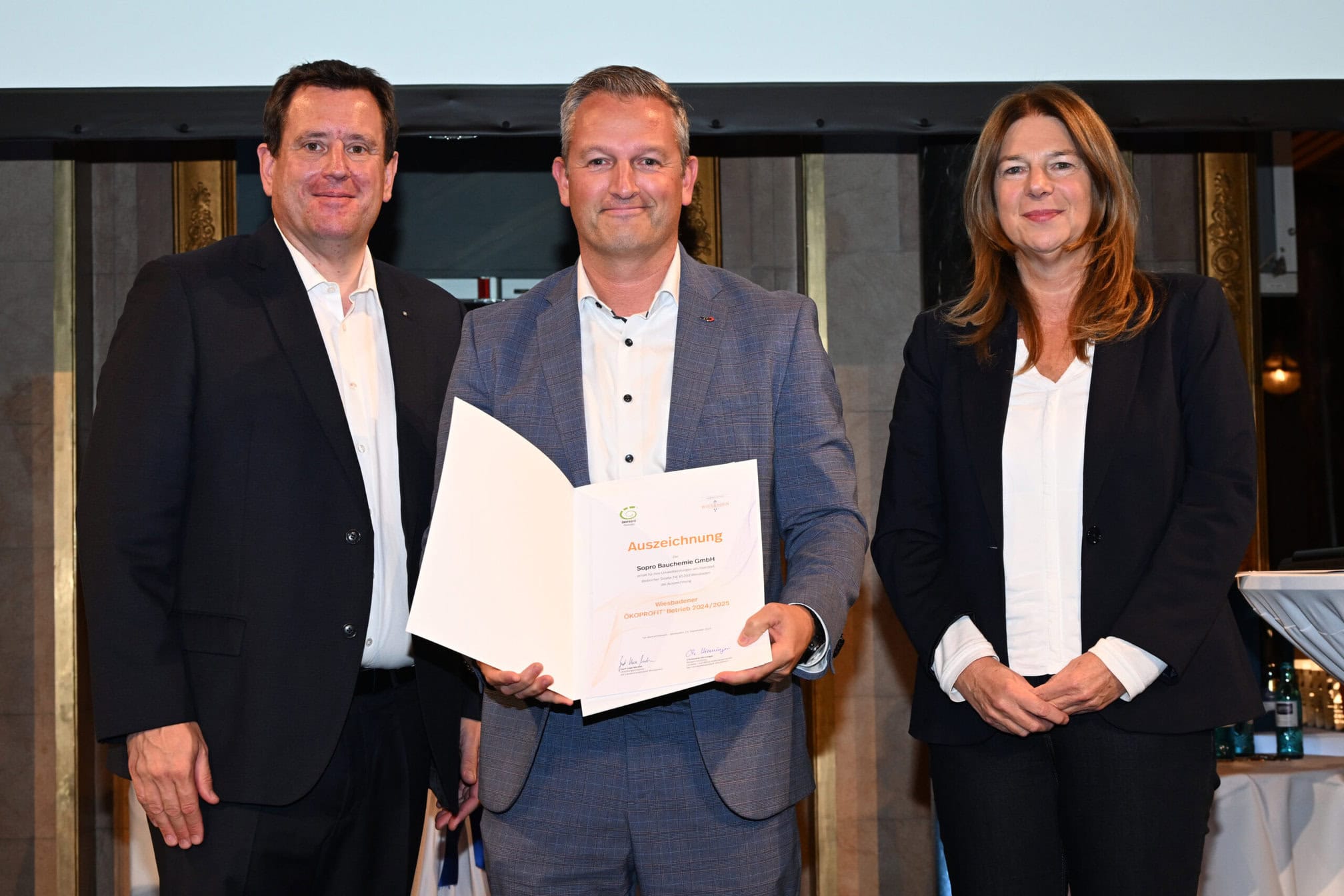 Sopro Geschäftsführer Sebastian Kammerer erhält die Auszeichnung von Jörg Brömer/Präsident der IHK Wiesbaden (links) & Christiane Hinninger/stellv. Oberbürgermeisterin von Wiesbaden (rechts) Foto: wiesbaden.de/Umweltamt (Kristina Schäfer)