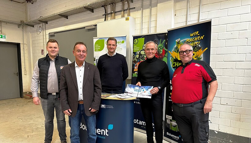 Hoher Besuch bei KasselCalling: Frank Duszynski, Geschäftsführer des Fachverbands Fliesen und Naturstein (FFN) sowie Jürgen Kullmann, Vorstandsvorsitzender des FFN, besuchten das Training vor Ort. (V. l. n. r.: Marcel Beyer, Bundestrainer der Nationalmannschaft; Jürgen Kullmann, Vorstandsvorsitzender des FFN; Frank Duszynki, Geschäftsführer des FFN; Hermann Rohling, Gesamtvertriebsleiter D-A-CH und Head of Marketing bei Botament und Andreas Beyer, Teammanager der Nationalmannschaft.)